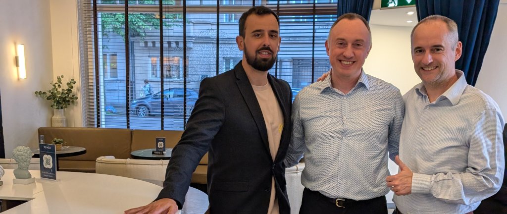 Christos Mansinakis, Gianluigi Arialdi et Damien Gruson lors de l&rsquo;atelier Z&eacute;ro du projet Only Positive Vibes &agrave; Bruxelles.