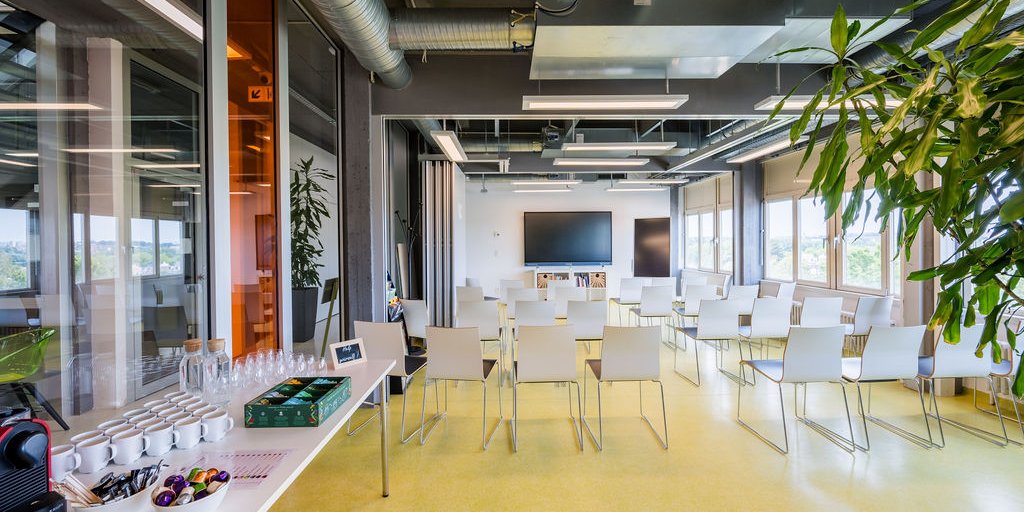 Salle de conf&eacute;rence du BLSI en configuration th&eacute;&acirc;tre, pouvant accueillir jusqu&rsquo;&agrave; 35 personnes, avec un &eacute;cran interactif de 86 pouces, un tableau interactif num&eacute;rique de 55 pouces et un espace catering &agrave; l&rsquo;arri&egrave;re de la salle