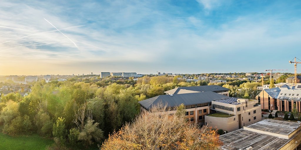 Vue panoramique du campus UcLouvain depuis le BLSI, avec ses b&acirc;timents et ses espaces verts