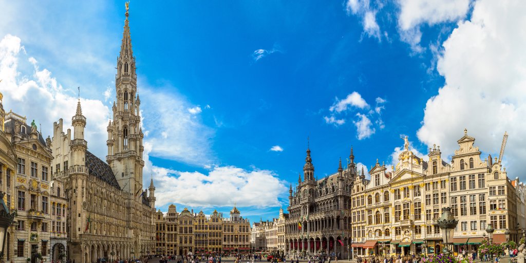  Vue panoramique de la Grand-Place de Bruxelles, avec l&rsquo;H&ocirc;tel de Ville et les fa&ccedil;ades historiques sous un ciel bleu