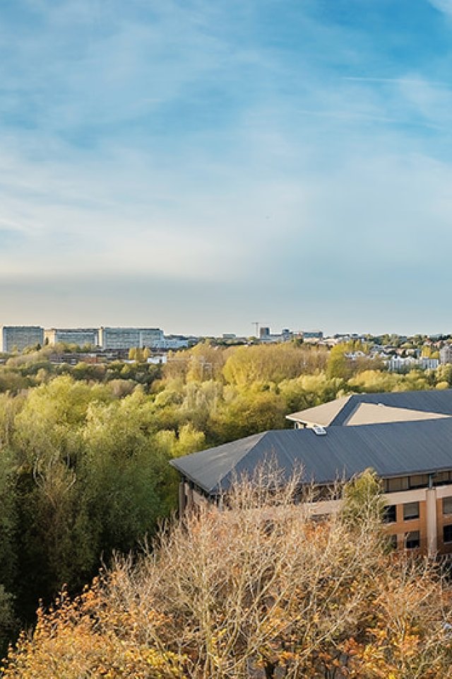 Vue panoramique du campus UcLouvain depuis le BLSI, avec ses b&acirc;timents et ses espaces verts