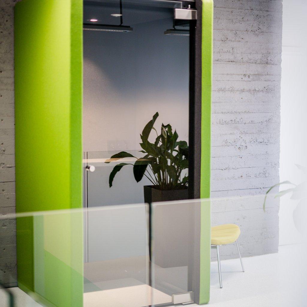 Cabine acoustique individuelle mise &agrave; disposition dans les espaces du BLSI
