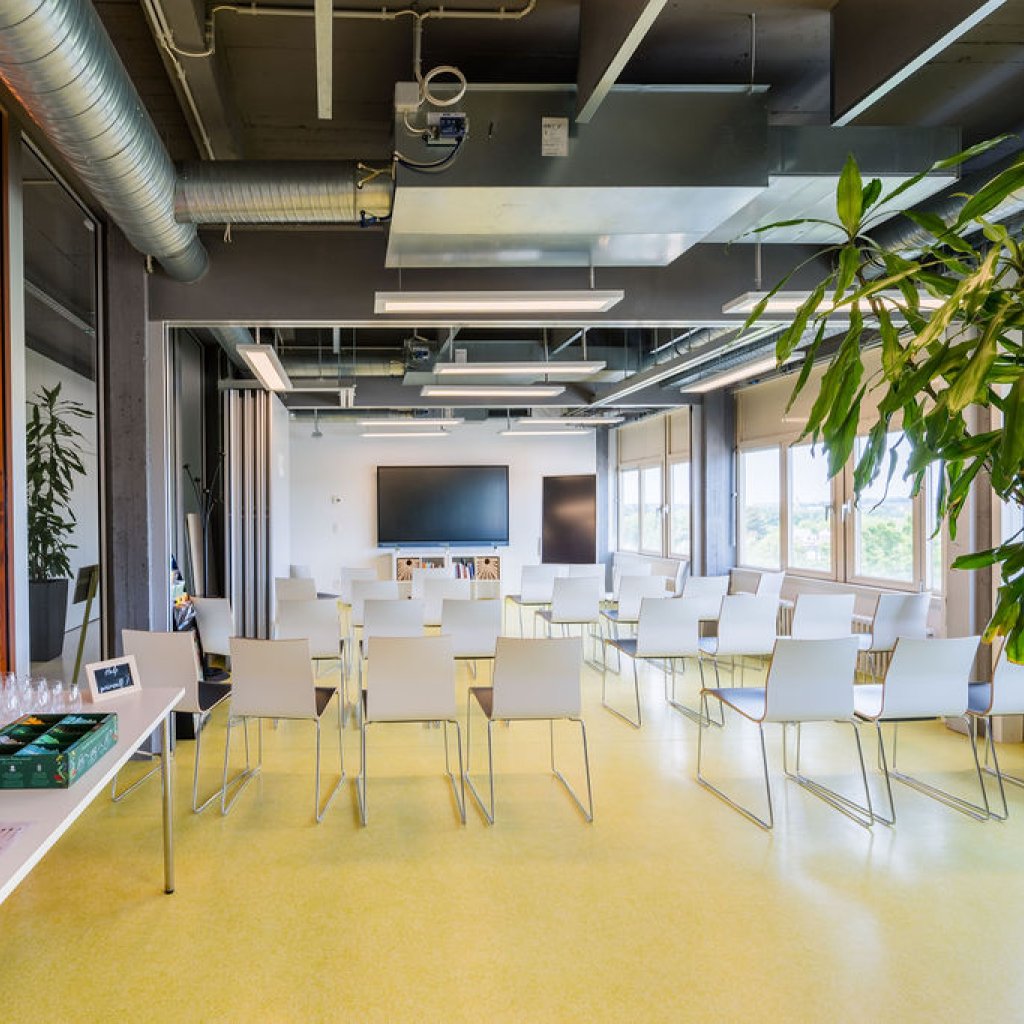 Salle de conf&eacute;rence du BLSI en configuration th&eacute;&acirc;tre, pouvant accueillir jusqu&rsquo;&agrave; 35 personnes, avec un &eacute;cran interactif de 86 pouces, un tableau interactif num&eacute;rique de 55 pouces et un espace catering &agrave; l&rsquo;arri&egrave;re de la salle